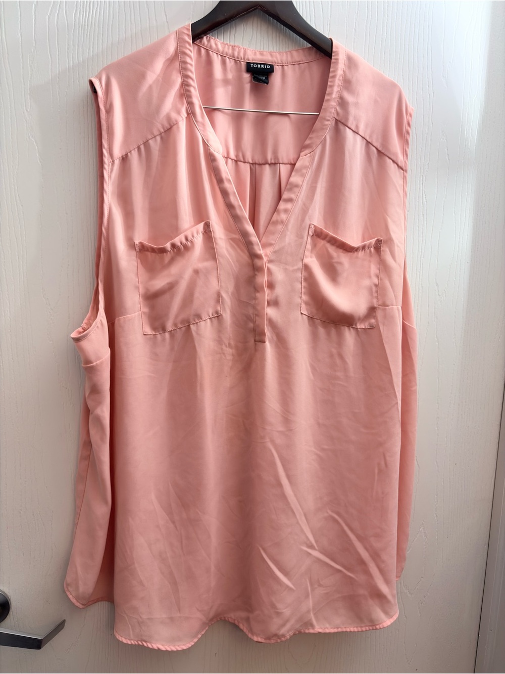 🔥🏷️Torrid Women’s Size 5 Peach Coral Sleeveless V-Neck Blouse Chest Pockets